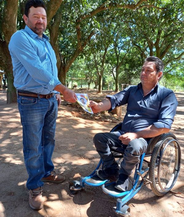 Candidato a intendente recorre en su silla de ruedas en busca del cambio en Tebycuarymí - Nacionales - ABC Color