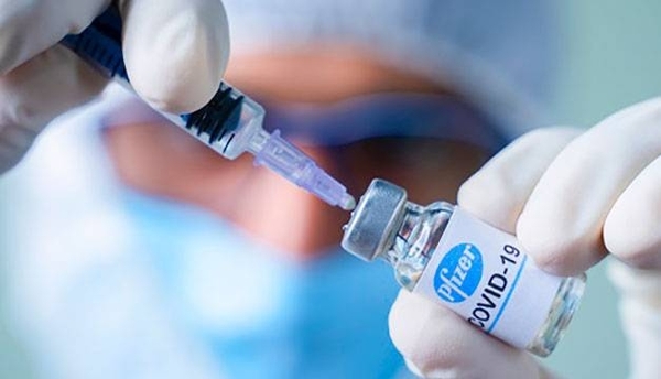 Diario HOY | Refuerzo de Pfizer en vacunados con Coronavac aumentó 20 veces nivel de anticuerpos contra covid