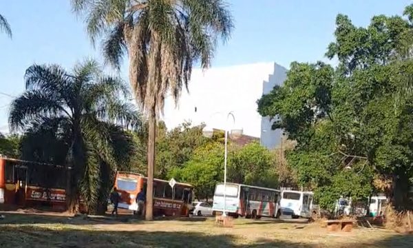 Prieto deja a la ciudad sin transporte público para llevar gente a su marcha