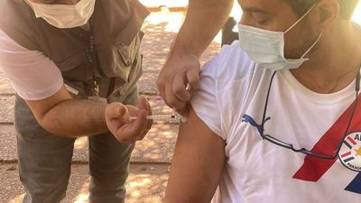 Mario Abdo recibe su primera dosis de la vacuna contra el Covid-19