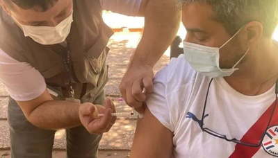 Mario Abdo recibe su primera dosis de la vacuna contra el Covid-19 - Noticiero Paraguay