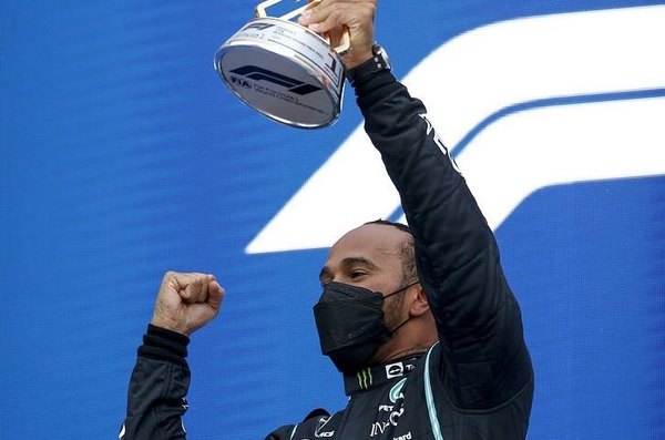 Hamilton logra su histórica victoria número 100 en una emotiva carrera en Rusia