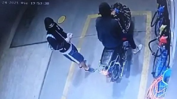 Ola de robos: Motochorros roban a trabajador de una estación de servicios en Luque | Noticias Paraguay