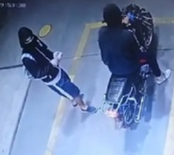 Motochorros roban a playero de una estación de servicio - Paraguay.com