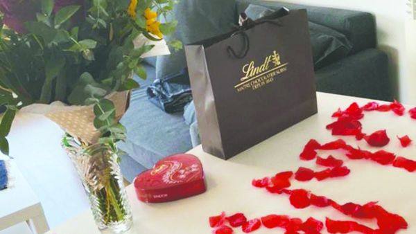 Romántico recibimiento del Vikingo a su novia