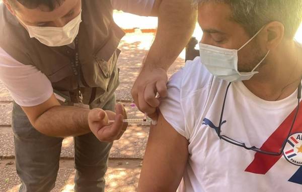 Mario Abdo finalmente recibió la vacuna contra el COVID-19
