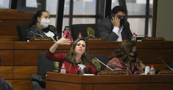 La Nación / ¿Una más de Kattya?: diputada usaría sus influencias hasta en las FFAA para perseguir a empresario, denuncian