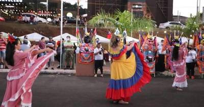 La Nación / CDE vivió una noche de arte y ferias para activar el turismo