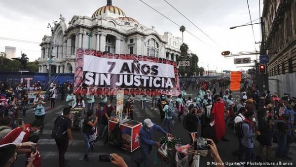 Mexicanos marchan en memoria de los estudiantes de Ayotzinapa