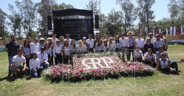 La Nación / Cierre de la feria ganadera con mucho color y calor en el ruedo central