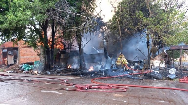 Diario HOY | Voraz incendio en chatarrería de Fernando de la Mora