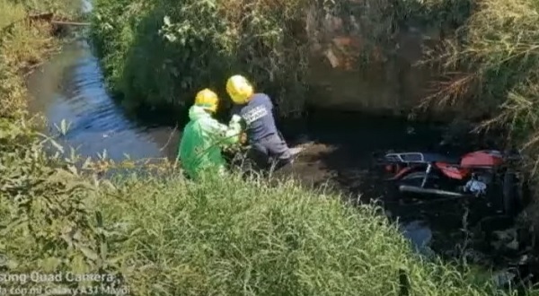 Joven huye con moto robada y fallece tras caer a un cauce hídrico