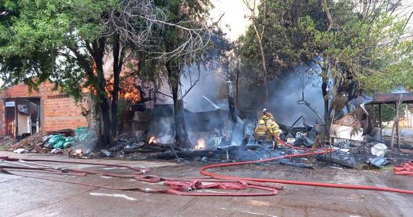La Nación / Tras intenso trabajo, bomberos lograron controlar incendio en Fernando de la Mora