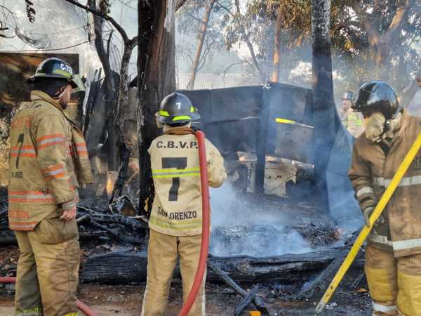Incendio de gran magnitud en un depósito de chatarras en Fernando de la Mora | Ñanduti