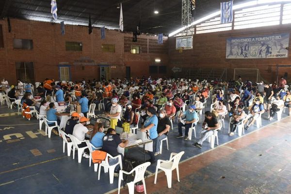 Masivamente, aprovechan el feriado para ir a vacunarse contra el COVID-19 - Nacionales - ABC Color