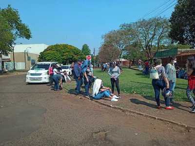 Espera por la VACUNA en medio de la calle y bajo el sol calcinante