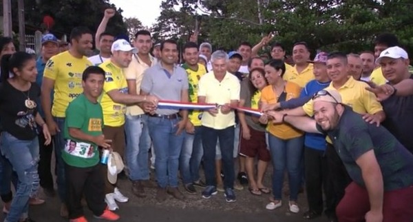 Julia Ferreira y Roque Godoy hacen proselitismo en inauguración de asfalto - La Clave
