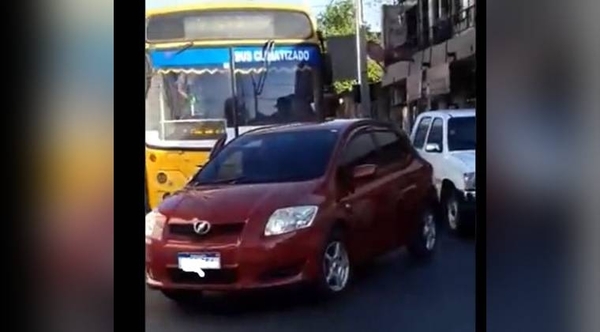 Diario HOY | Chofer de la línea 26 ‘apretó’ a una conductora: “Me chocó e intentó huir”
