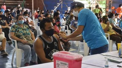 Desde hoy aplican primera dosis a personas de 20 años y más hasta agostar stock