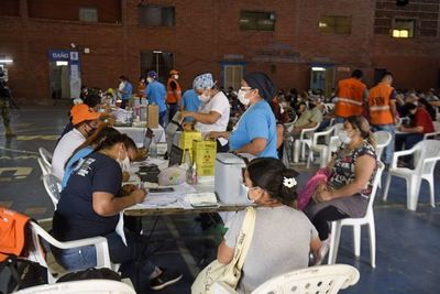 Celebran “altísima concurrencia” en vacunatorios este lunes e instan a seguir acudiendo - Nacionales - ABC Color