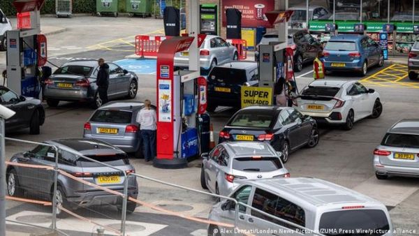 Reino Unido valora recurrir al Ejército para llevar combustible a gasolineras