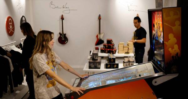 La Nación / El grupo Queen cumple 50 años y abre una tienda en Londres