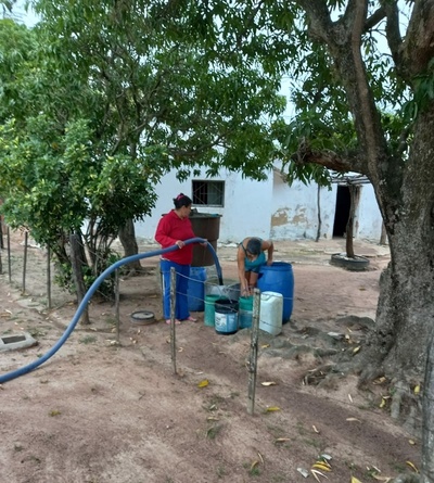 Distribuyen agua a comunidades afectadas por sequía desde acueducto en el Chaco - .::Agencia IP::.