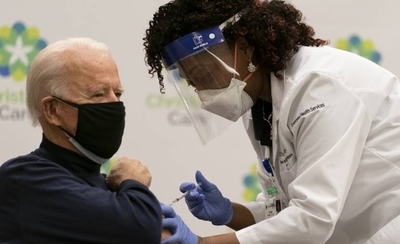 Diario HOY | Biden recibirá este lunes su tercera dosis de la vacuna contra covid-19