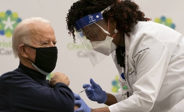 Diario HOY | Biden recibirá este lunes su tercera dosis de la vacuna contra covid-19