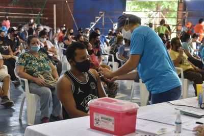 Covid-19: Desde este lunes aplican primera dosis para personas de 20 años y más hasta agostar stock