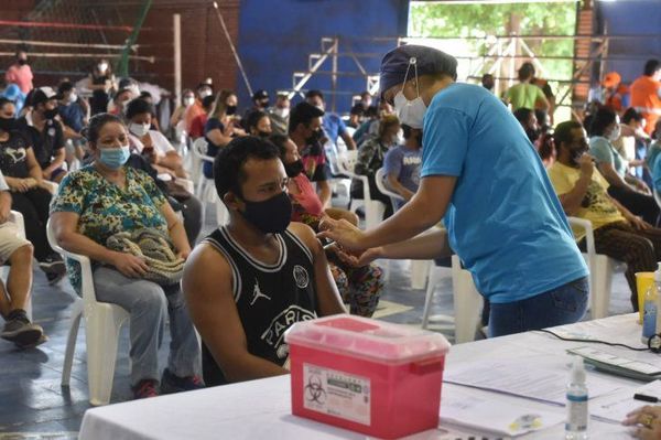 Covid-19: Desde este lunes aplican primera dosis para personas de 20 años y más hasta agostar stock