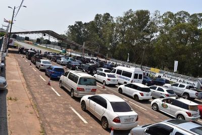 Anticovid: buena presencia de personas en busca de su primera dosis en el Ex Aratiri - Nacionales - ABC Color