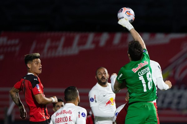 Con equipo alternativo, Bragantino pierde antes de la revancha ante Libertad
