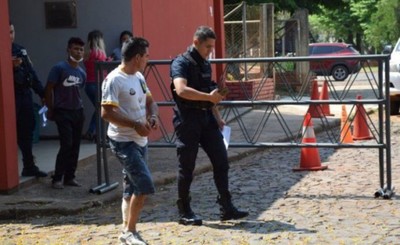 Apuñaló a su excuñado cada vez que no contestaba una pregunta
