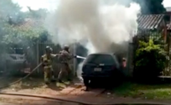 Cortocircuito provoca incendio de vehículo, en el Área 3