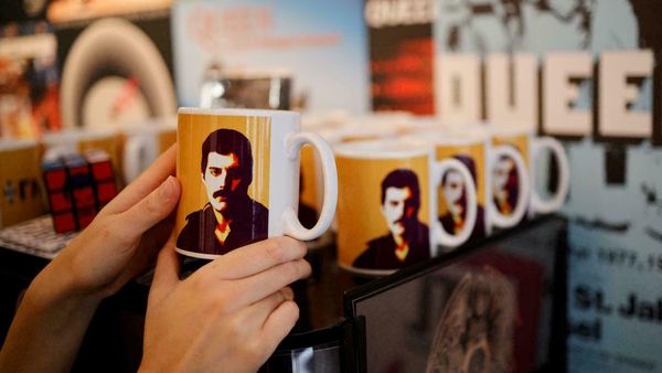 El grupo Queen abre una tienda efímera en Londres por su 50º aniversario