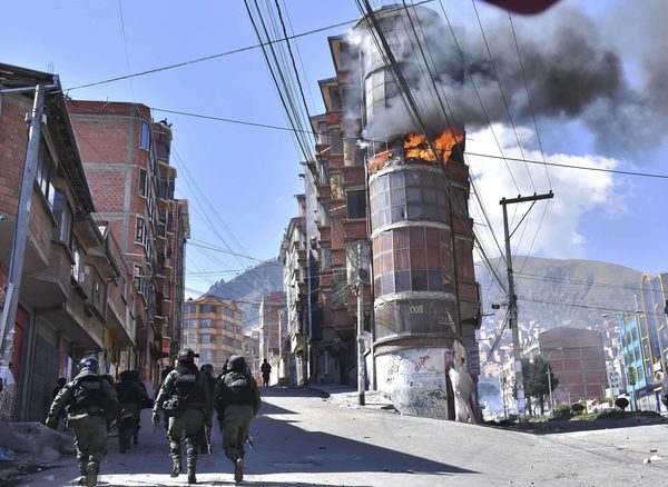 Un edificio en llamas y varios heridos deja el conflicto cocalero en Bolivia - MarketData