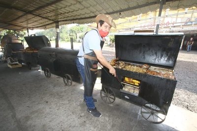Crónica / EL TREN ASADERO. A pesar de todo siguió prendida la parrilla