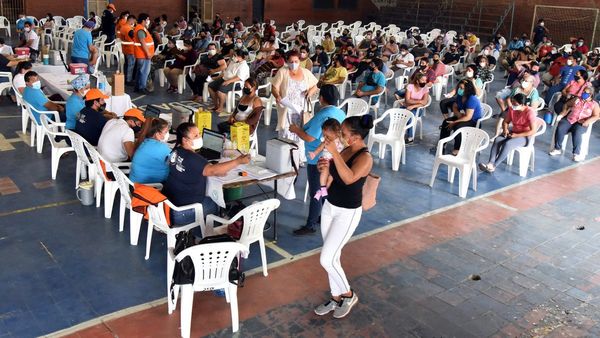 Adultos jóvenes reavivan plan de vacunación con masiva afluencia