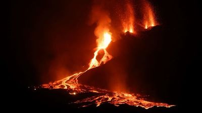 Tras breve pausa, el volcán de Canarias vuelve a erupcionar