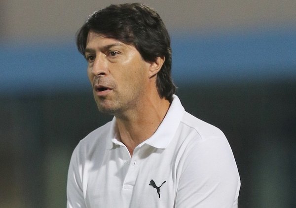 Crónica / LA MALA CANCHA OTRA VEZ. DT Garnero justifica la derrota