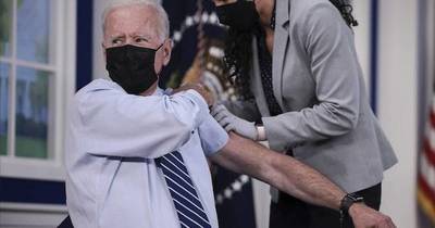 La Nación / Biden recibió la tercera dosis del anticovid-19
