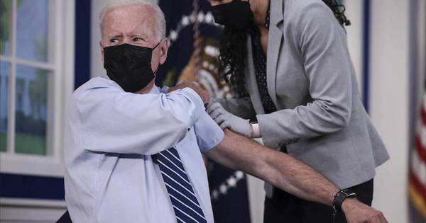 La Nación / Biden recibió la tercera dosis del anticovid-19