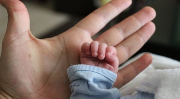 Mujer mató a su bebé recién nacido y lo tiró en un baldío