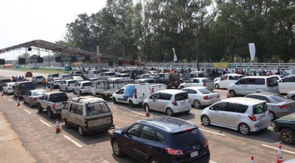 Tras alta convocatoria en el feriado, prosigue hoy aplicación de primeras dosis