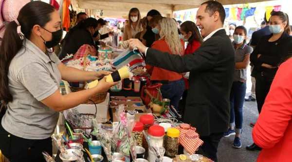 Feria de emprendedores del Mtess contó con expositores de varios departamentos