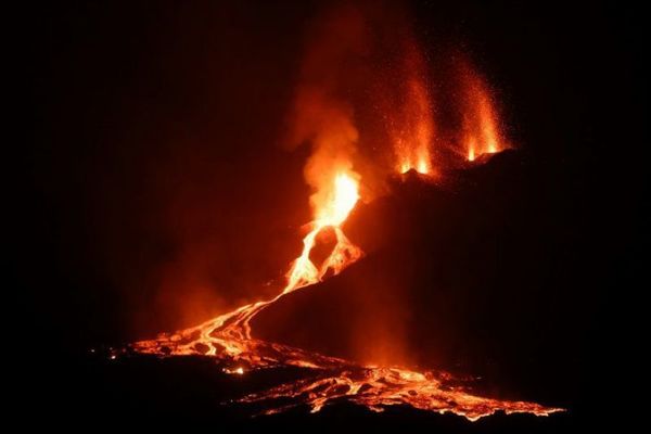 Tras breve pausa, el volcán de Canarias vuelve a erupcionar