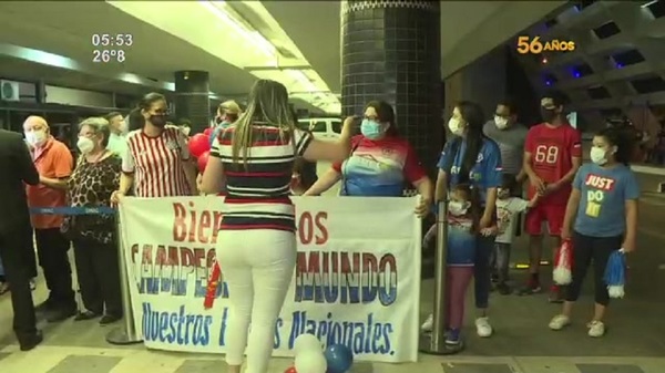 Paraguayos campeones mundiales de Padel de vuelta a casa - SNT