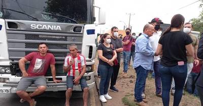 La Nación / Productores e importadores frutihortícolas se manifiestan frente al Abasto