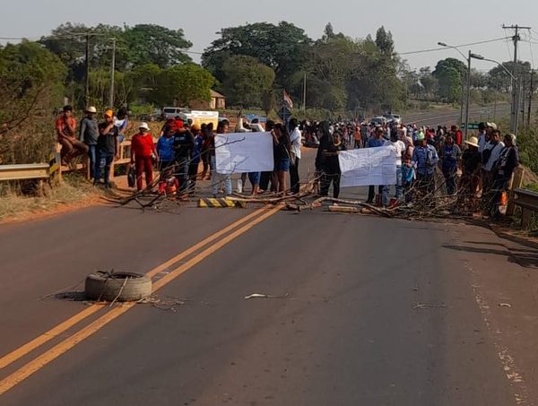 Movilización indígena bloquea tramo en el departamento de Canindeyú · Radio Monumental 1080 AM
